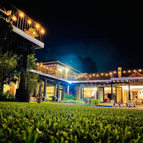 High-End Mansion: Hot Jacuzzi/Pool. BBQ. 7 Suites!
