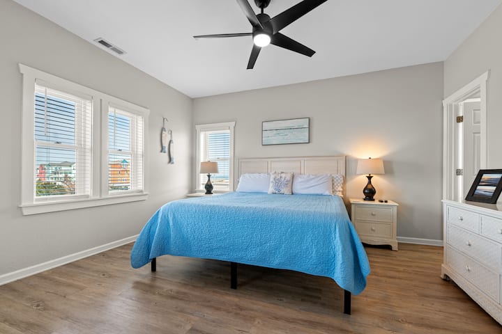 Midlevel king bed ensuite bedroom with front deck access on Second Floor.  The Fish Room is in the Northeast corner of the house with views of the pier and ocean. This master bedroom has a large closet and a TV with ROKU. 