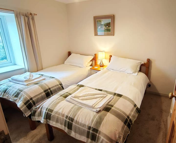 Twin room with corner storage