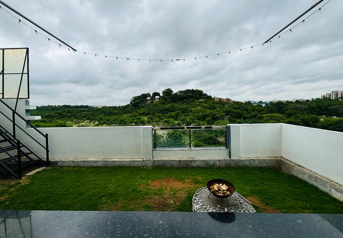 Hill View - 5BHK near Hi-tech City- Rooftop Lawn
