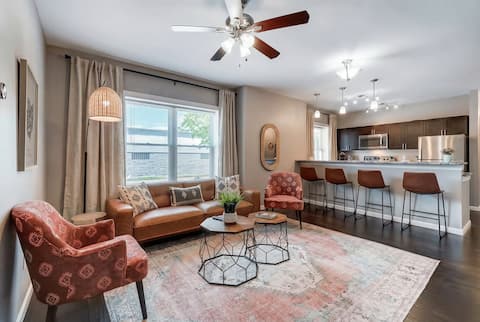 Popular Airbnb listing: Walk to Oakley Square-King Bed-Offstreet Parking in Cincinnati