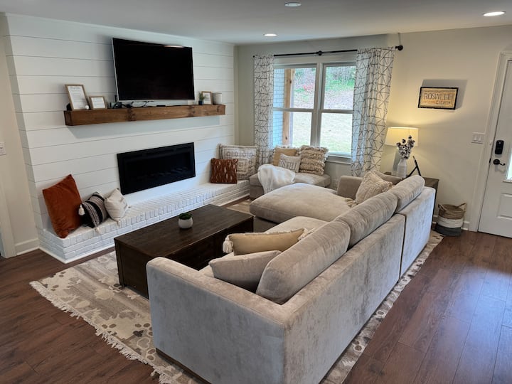 Roswell Retreat Near Canton Street - Roswell, GA
