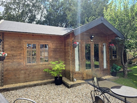 Luxury self-contained cabin with hot tub near Bath