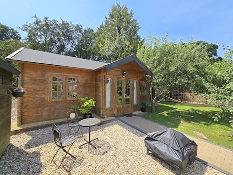 Luxury self-contained cabin with hot tub near Bath