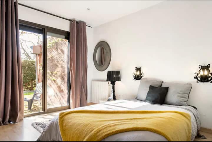 1 manželská posteľ 140 x 190. Výklenok s 1 samostatnou posteľou 90 x 190. Dvere na záhradnú terasu.