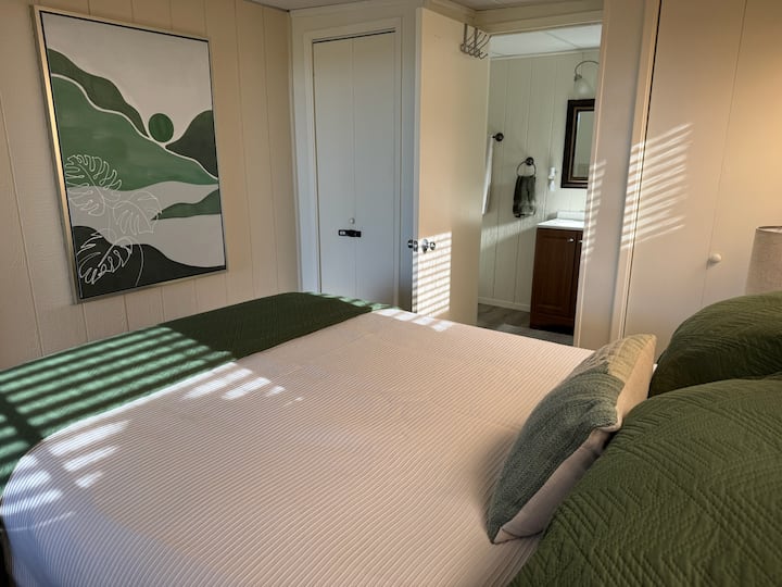 Bračni krevet, vlastiti WC. Predivan pogled na dvorište s kliznim vratima koja vode u prostoriju sa staklenim zidovima.