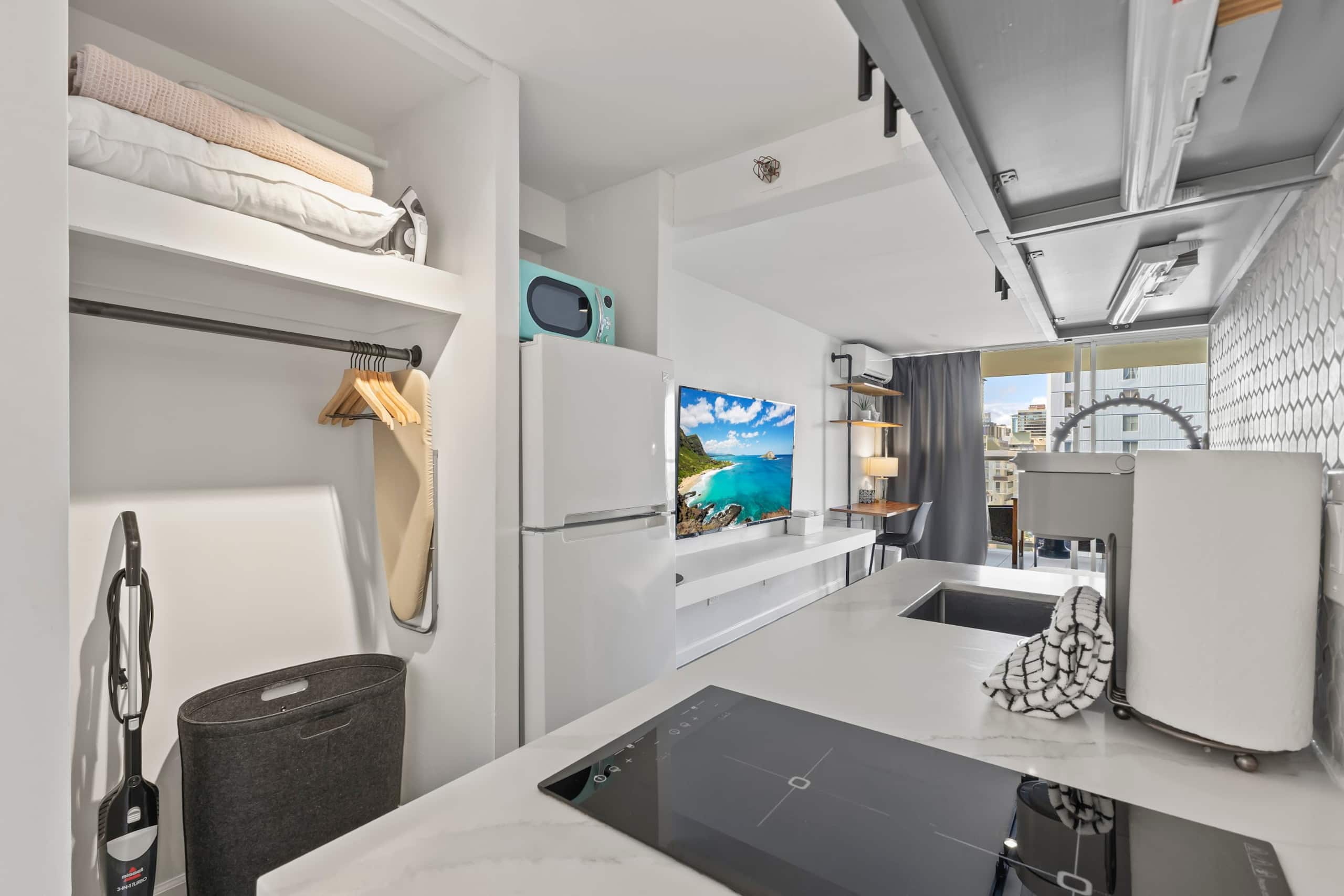 Condo in Honolulu · ★4.86 · Studio · 2 beds · 1 private bath - Image 21