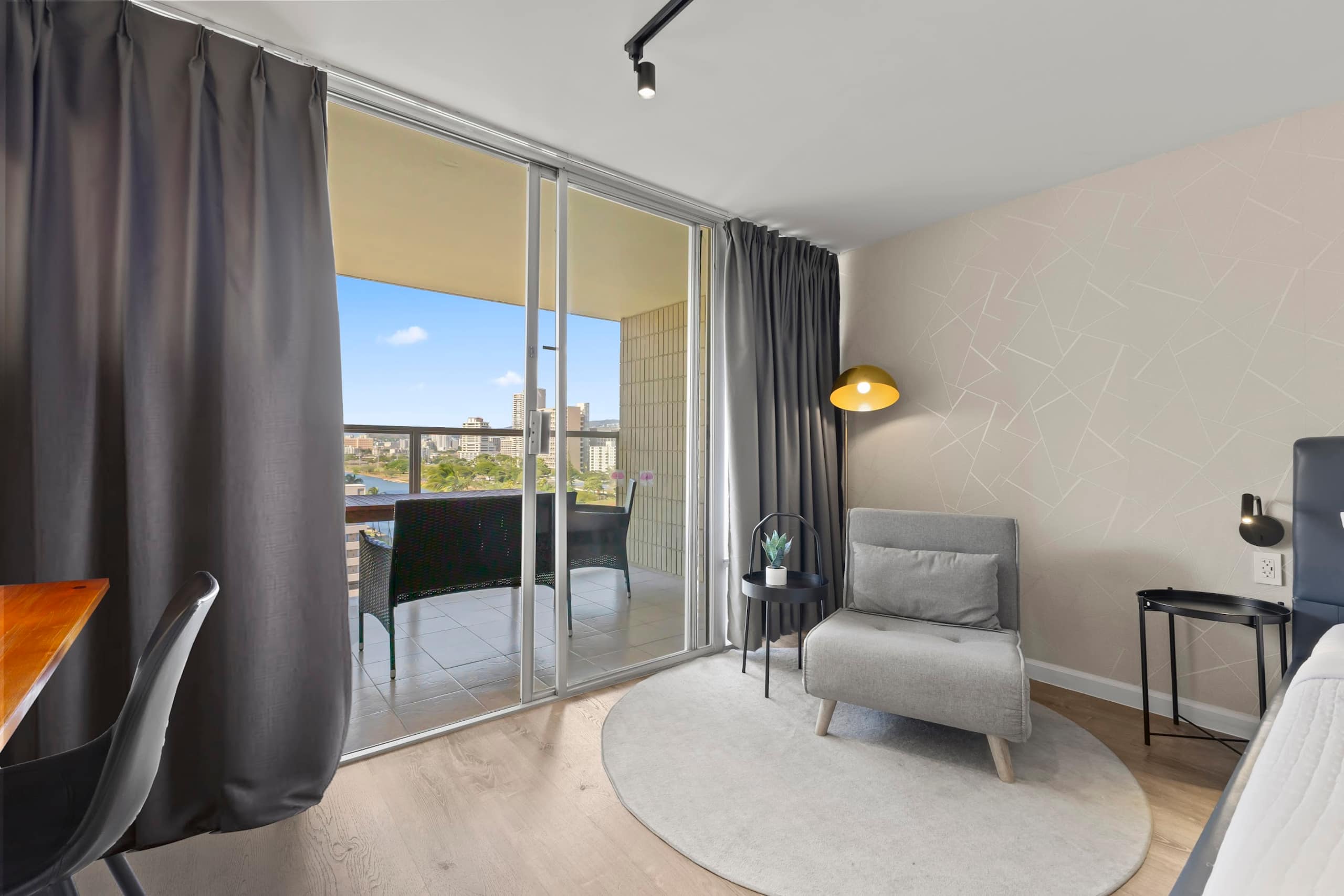 Condo in Honolulu · ★4.86 · Studio · 2 beds · 1 private bath - Image 9
