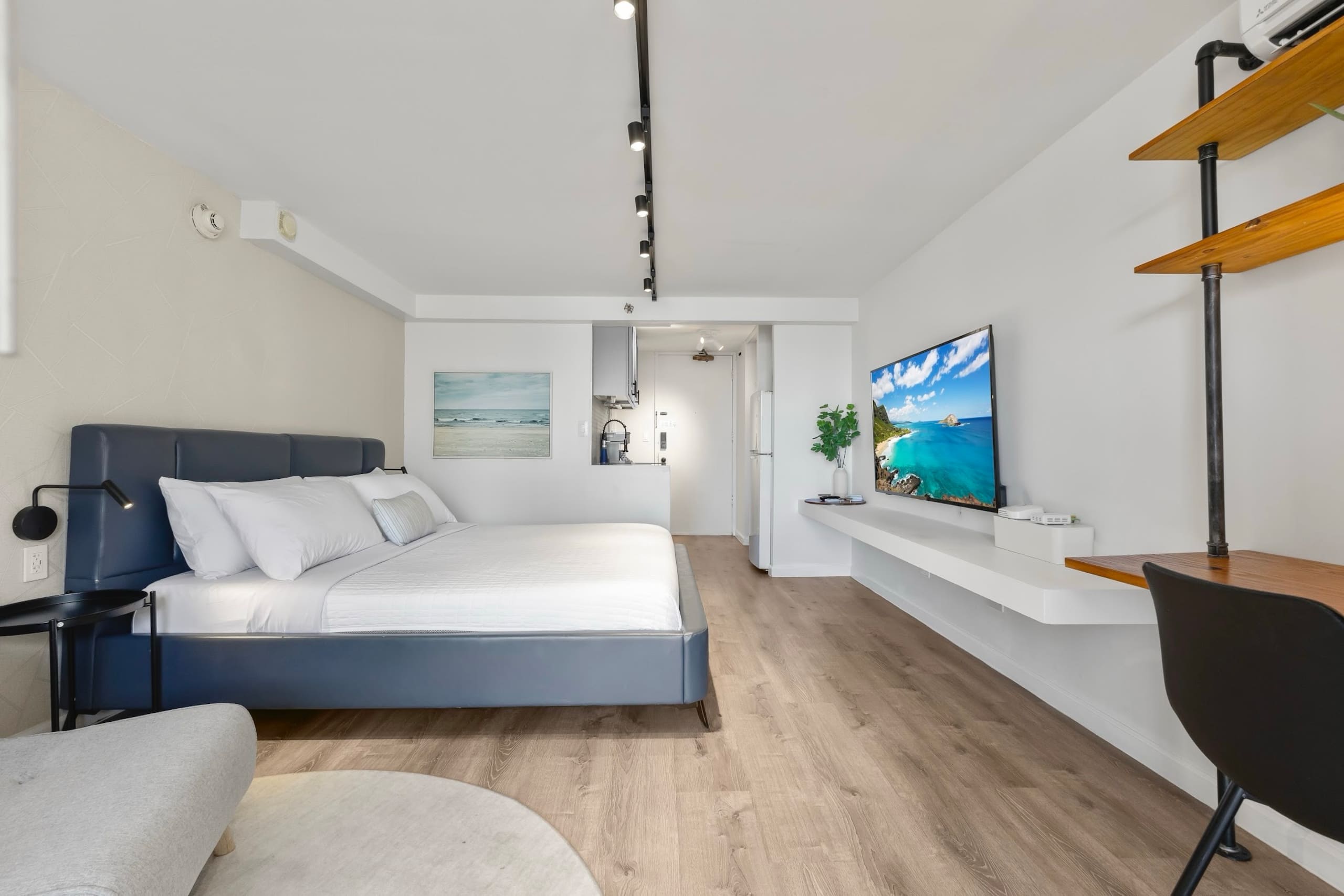 Condo in Honolulu · ★4.86 · Studio · 2 beds · 1 private bath - Image 13