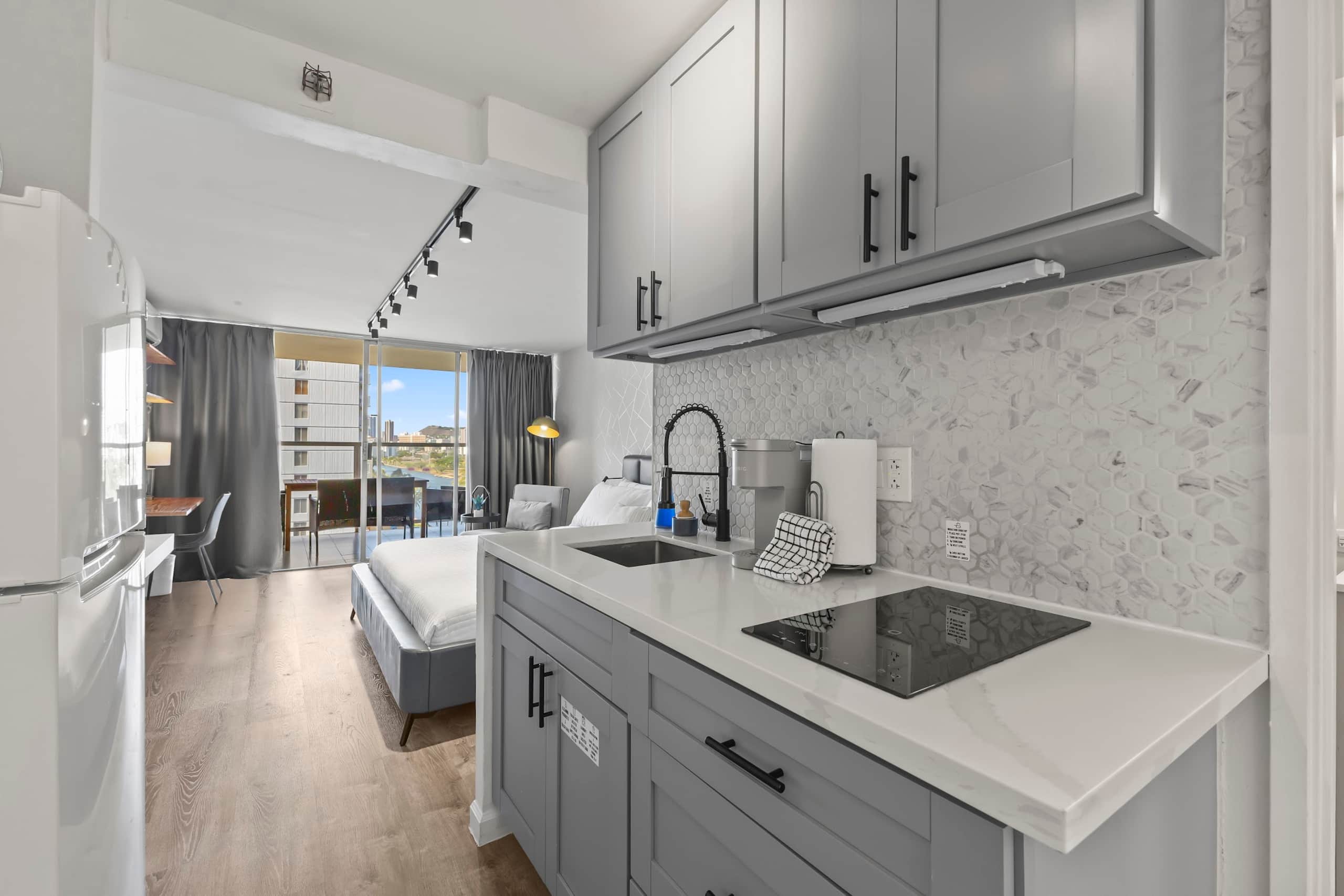 Condo in Honolulu · ★4.86 · Studio · 2 beds · 1 private bath - Image 5