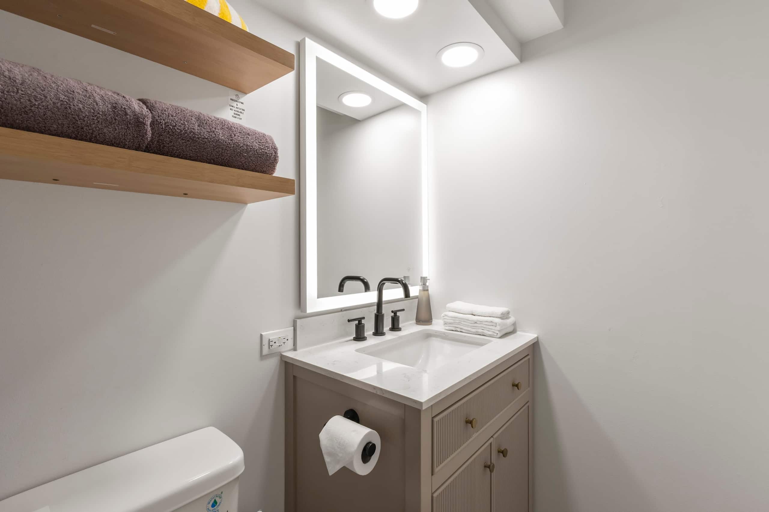 Condo in Honolulu · ★4.86 · Studio · 2 beds · 1 private bath - Image 24