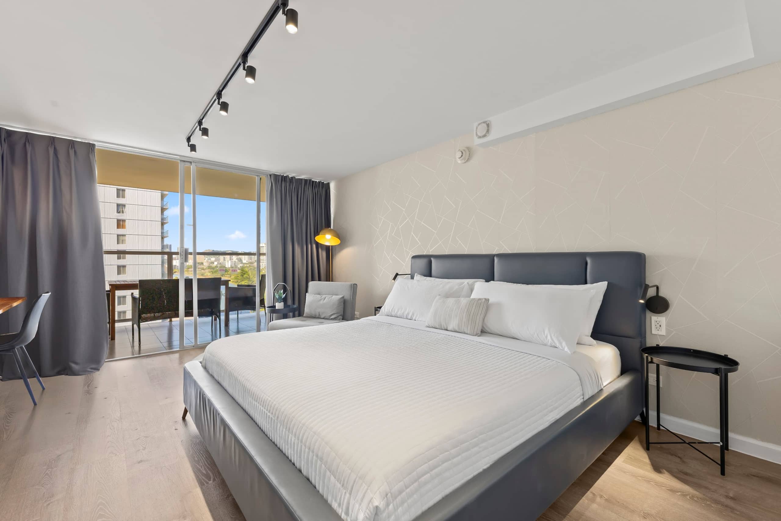 Condo in Honolulu · ★4.86 · Studio · 2 beds · 1 private bath - Image 11