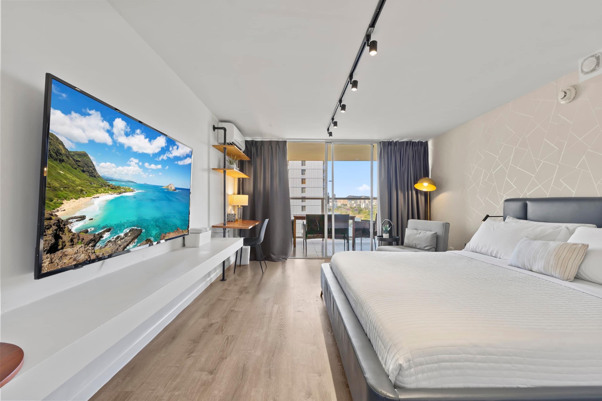 Condo in Honolulu · ★4.86 · Studio · 2 beds · 1 private bath - Image 6