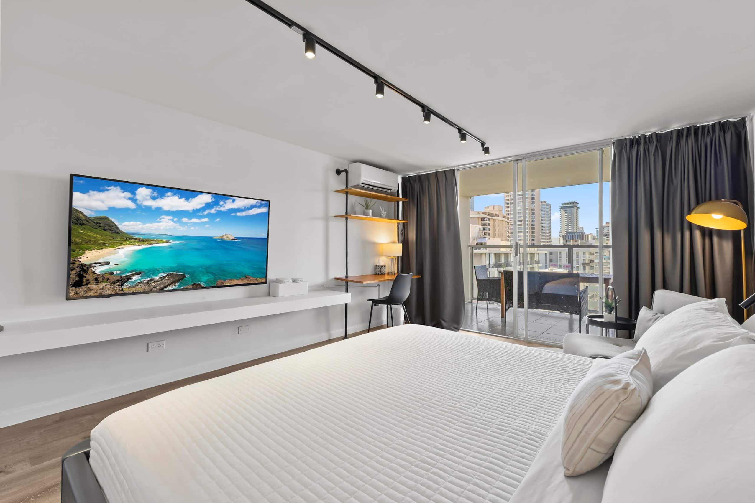 Condo in Honolulu · ★4.86 · Studio · 2 beds · 1 private bath - Image 3