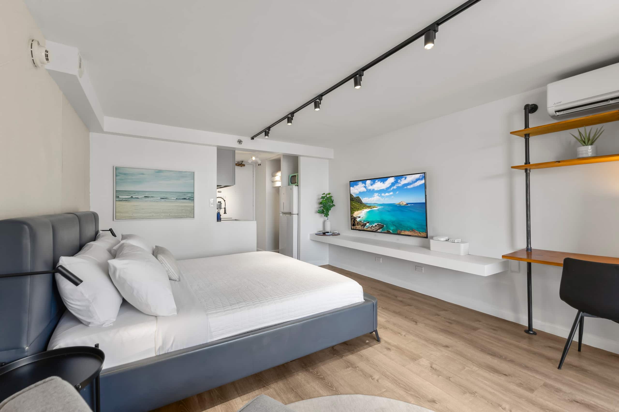 Condo in Honolulu · ★4.86 · Studio · 2 beds · 1 private bath - Image 2