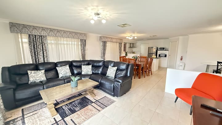 Spacious 4 Br Home With Pool, Spa, Bbq, Wifi, &Tvs - Perth