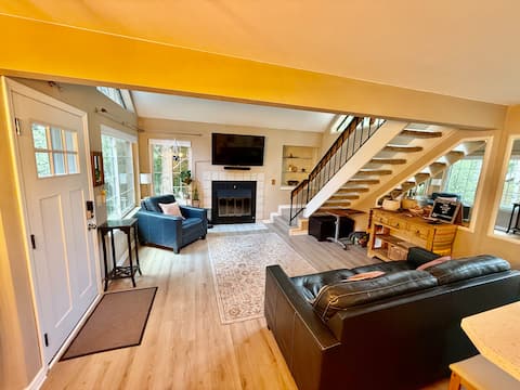 Successful Airbnb property: Remodeled 2BDR/2BA + Loft BDR Condo pool/hot tub in Gunbarrel