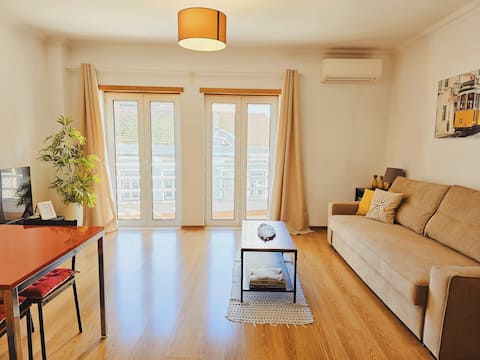 Cozy Apt with Balcony & AC near Parque das Nações