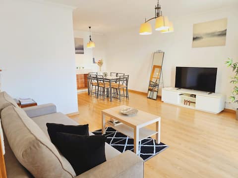 Lovely duplex with Terrace & AC near Parque das Nações