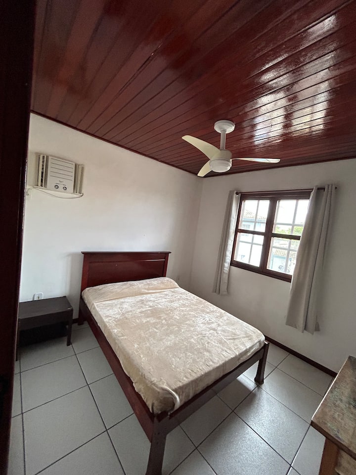 Chumba cha 3 cha kulala

Kitanda cha watu wawili kilicho na kiyoyozi chenye feni ya dari. 