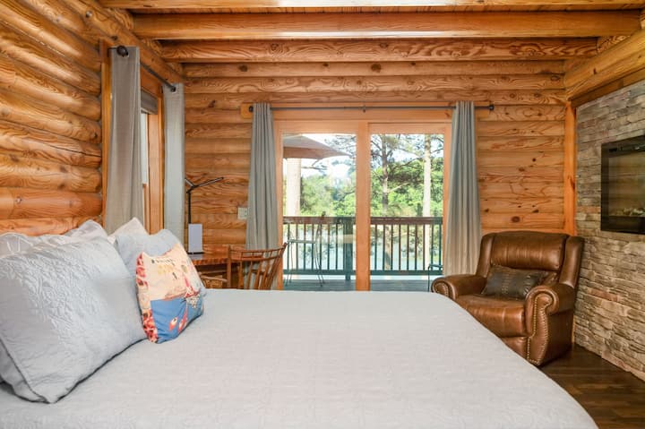 Suite principale avec lit King Size au rez-de-chaussée — Donne sur la terrasse panoramique avec vue sur la rivière