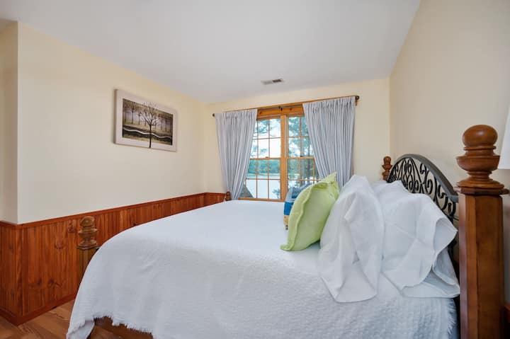 Suite avec lit King size et accès direct à la terrasse — Réveillez-vous avec vue sur la rivière Rappahannock