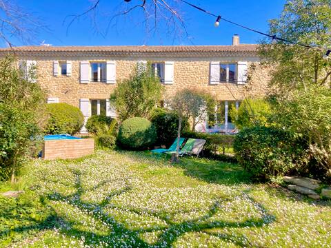 Large stone house with garden 30mn from beaches