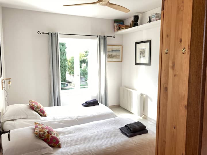 غرفة نوم 3 مع سريرين مفردين