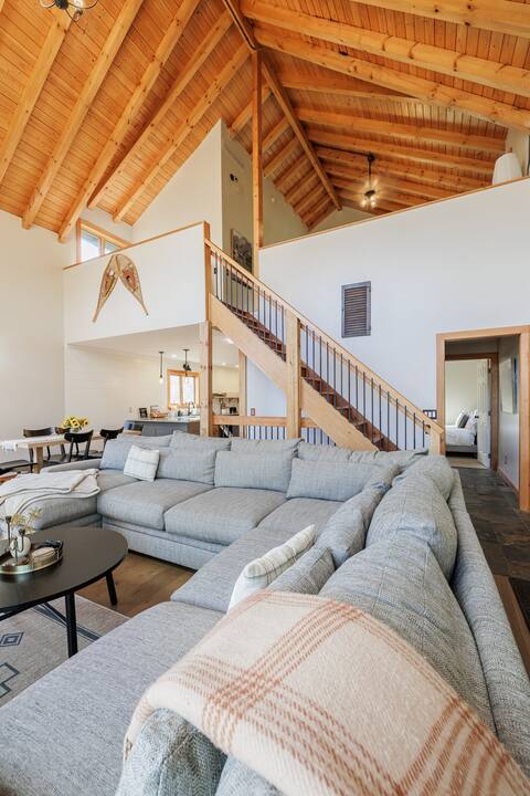 A Rustic Retreat, w/Hot Tub, Game Room & Fire Pit