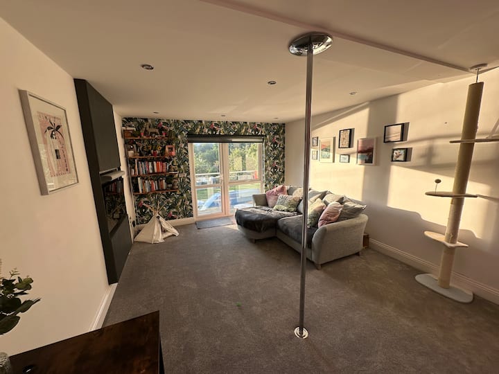 Spacious Modern Lakeside Apartment - Newquay