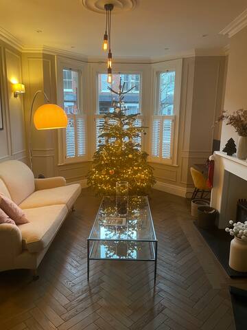 5 Bed – Stylish Riverside Retreat in London gallery image 5