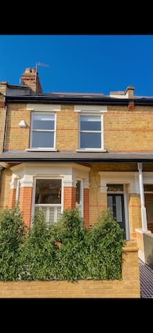 5 Bed – Stylish Riverside Retreat in London