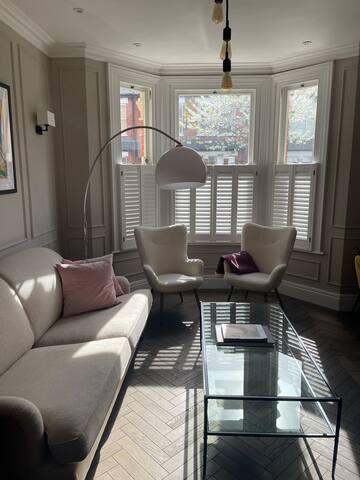 5 Bed – Stylish Riverside Retreat in London gallery image 2