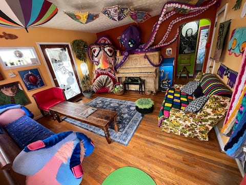 Top Airbnb: Artist paradise by the River in Clintonville