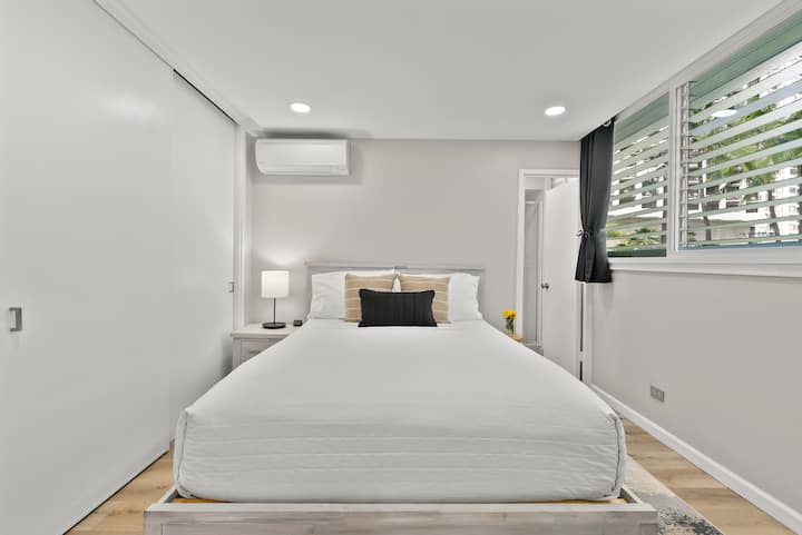 SECOND BEDROOM: Designed for a restful stay, this bedroom features luxurious Comphy linens, dedicated air conditioning, blackout curtains and a bedside lamp, creating a peaceful space to recharge during your Waikīkī vacation.
