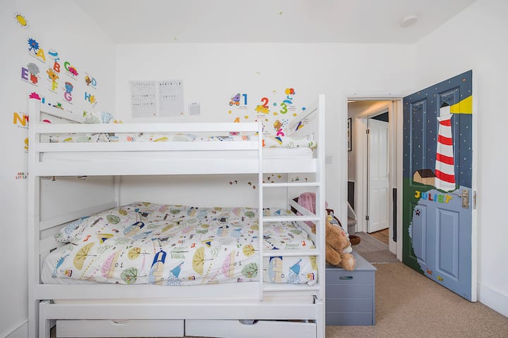 เตียงสองชั้นที่มี trundel เด็กวัยหัดเดินดึงออกมา เข้าพักได้สูงสุด 3 คน 