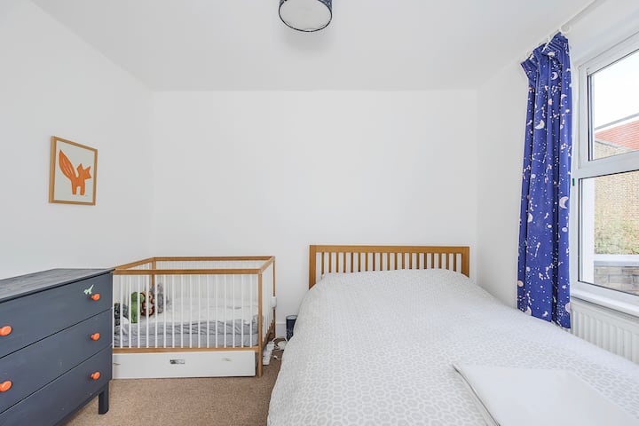 เตียงคิงไซส์พร้อมเตียงเด็กอ่อน 