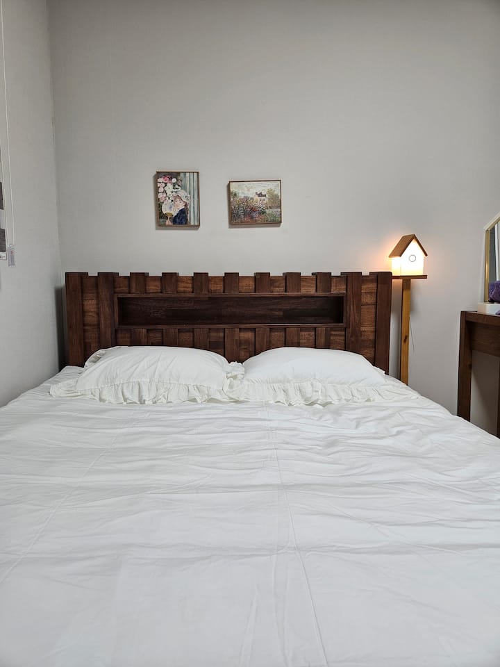 La ropa de cama de otoño e invierno es una manta de ganso blanco similar a un hotel. ^ ^
Es cálido y limpio.