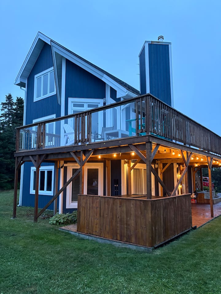 The Bird House- 3 bed unique home with Hot tub
