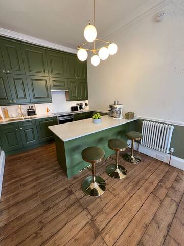 Lovely 3 bedroom apartment in Edinburgh’s West End gallery image 3
