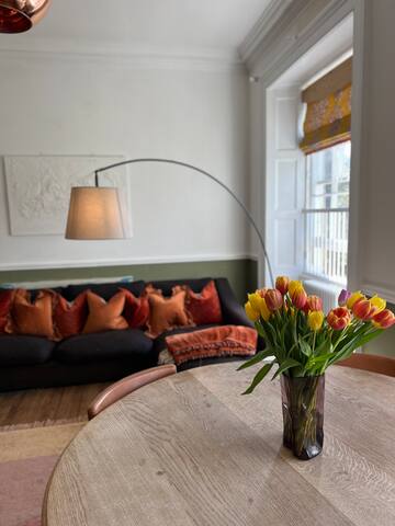 Lovely 3 bedroom apartment in Edinburgh’s West End gallery image 2