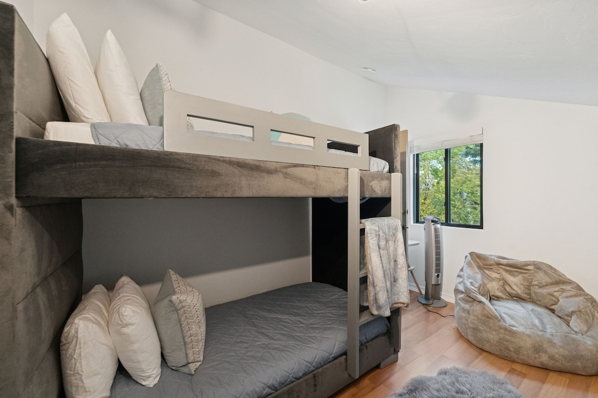 Odlična soba za dvoje djece i mjesto za dječji krevetić. Zavjese za zamračivanje nalaze se u ladici komode za dnevne drijemke. Prekrasan izbor igračaka, igara i knjiga. 