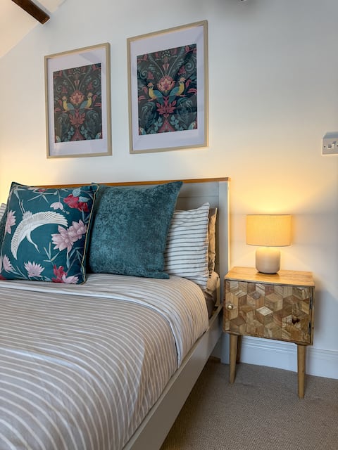 Penthouse Retreat - 2 Bed Flat, Sleeps 4, Brampton