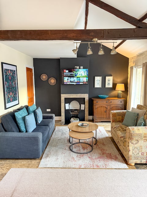 Penthouse Retreat - 2 Bed Flat, Sleeps 4, Brampton