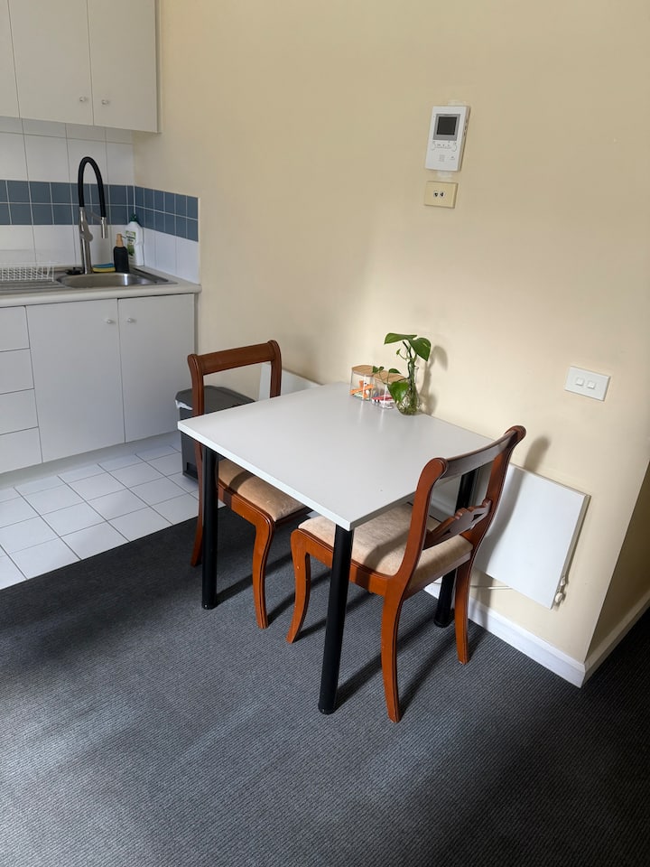 One Bedroom Apartment With Free Parking - Melbourne