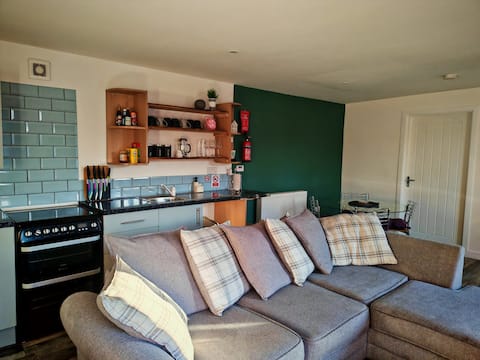 'Full Pint' 
3-bed holiday home with fire stove.