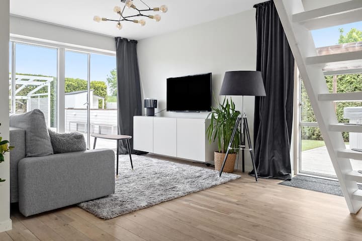 楼下的客厅配有沙发床和床垫。 独立房间设有遮光窗帘和滑动墙。