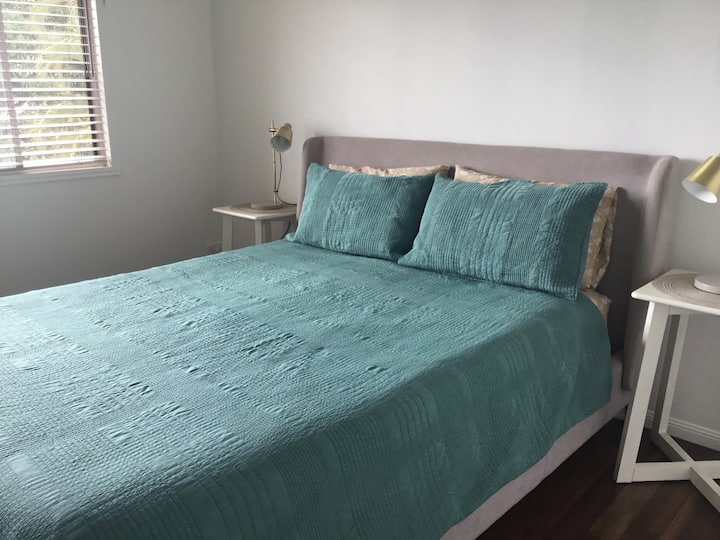 Დედოფლის საწოლი (საკმაოდ მყარი), გასეირნება ტანსაცმლით, სარკით და კომპლექტით. Ჭერის ვენტილატორი.  ტელევიზორი. მშვენიერი დილის მზე.