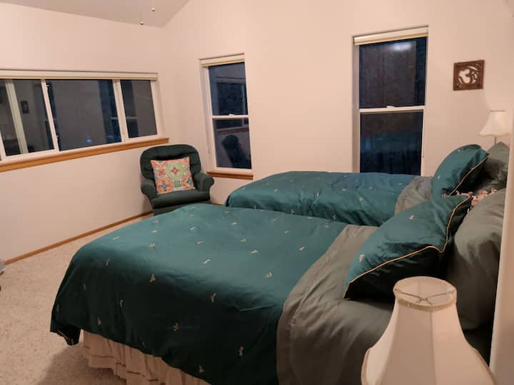 Upper Kwan Yin Bedroom with 2 twin beds
