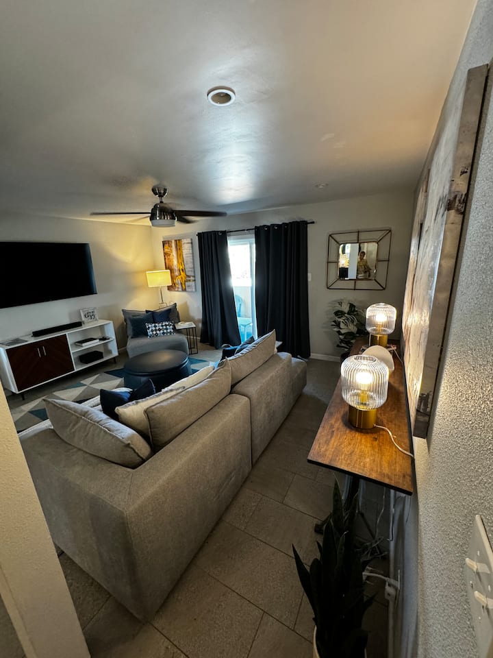 "This Must Be The Place" Contemp. Condo Near Utep - El Paso, TX